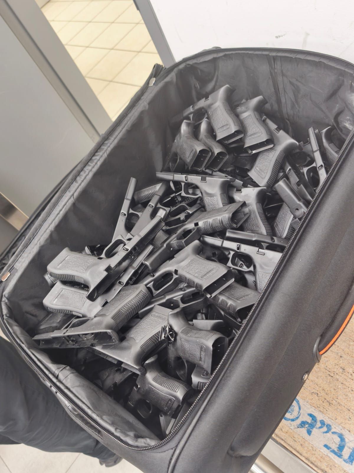 תושב פתח תקווה נעצר בנתב"ג בחשד שניסה להבריח 100 אקדחים