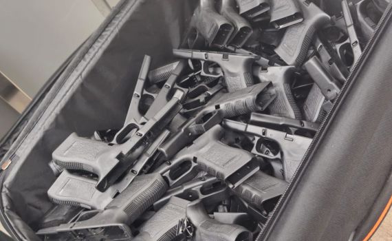 תושב פתח תקווה נעצר בנתב"ג בחשד שניסה להבריח 100 אקדחים