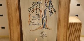 היזם נלחם על בית הכנסת; לפרוכת יש סיפור מרגש משלה