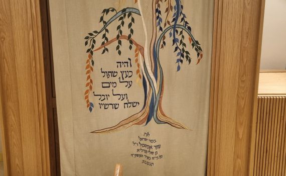 היזם נלחם על בית הכנסת; לפרוכת יש סיפור מרגש משלה