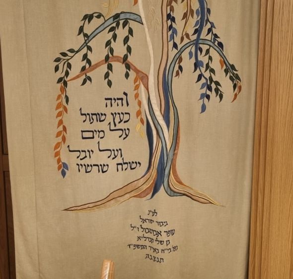 היזם נלחם על בית הכנסת; לפרוכת יש סיפור מרגש משלה