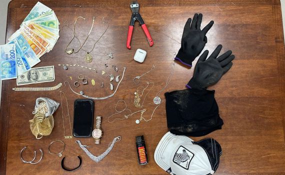 נתפס על חם: הדיירים נפשו בחו"ל וגילו פורץ באמצעות המצלמות