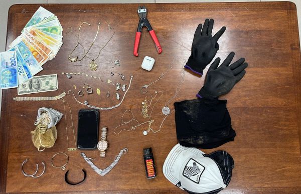 נתפס על חם: הדיירים נפשו בחו"ל וגילו פורץ באמצעות המצלמות