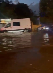 הנה זה בא: שריפה בעקבות פגיעת ברק; הצפות בשרון