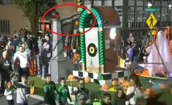 מזעזע: השער של אושוויץ בתהלוכת תחפושת בליל כל הקדושים