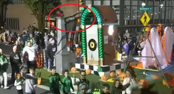 מזעזע: השער של אושוויץ בתהלוכת תחפושת בליל כל הקדושים