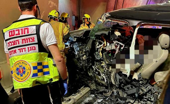 ירושלים: רכב התנגש בקיר בטון בכביש 16, הנהג נפצע אנוש