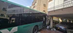 אוטובוס התנגש בכניסה לבניין מגורים: תאונת דרמטית בחולון