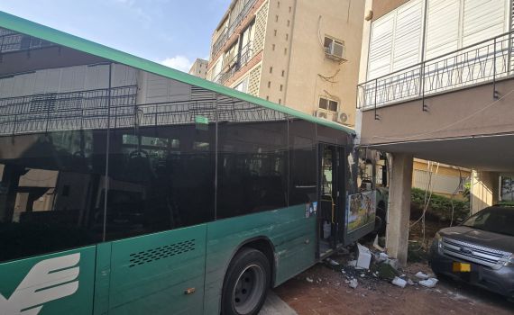 אוטובוס התנגש בכניסה לבניין מגורים: תאונת דרמטית בחולון