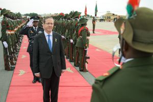 לראשונה בהיסטוריה: נשיא ישראלי נחת בזמביה. צפו