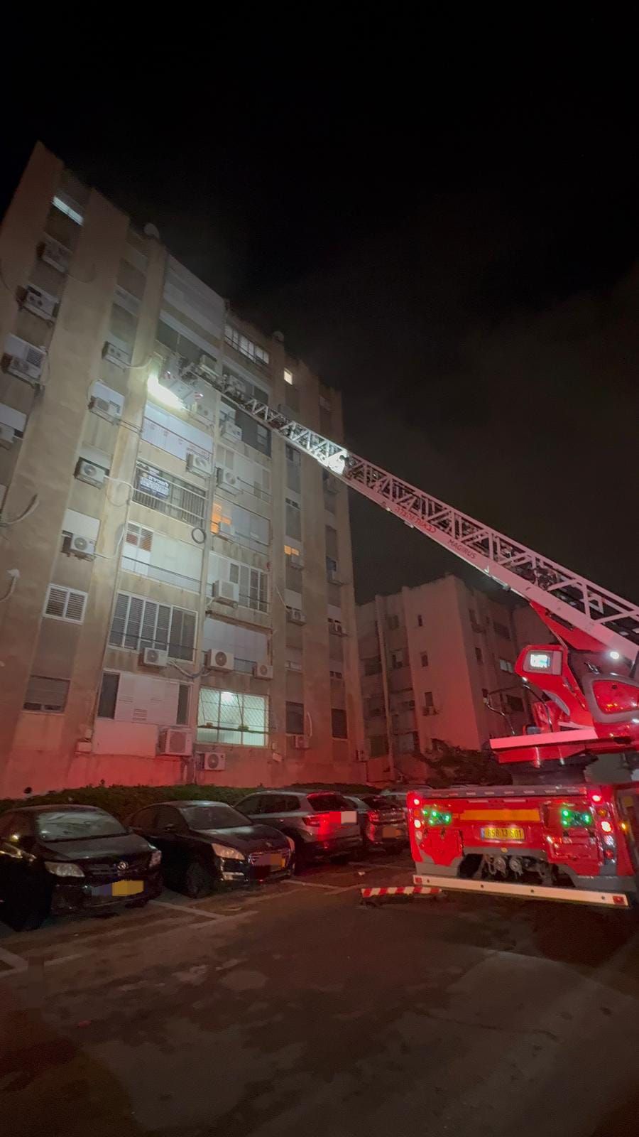 ליל שבת: שריפה פרצה בבניין מגורים. 10 לכודים חולצו. צפו