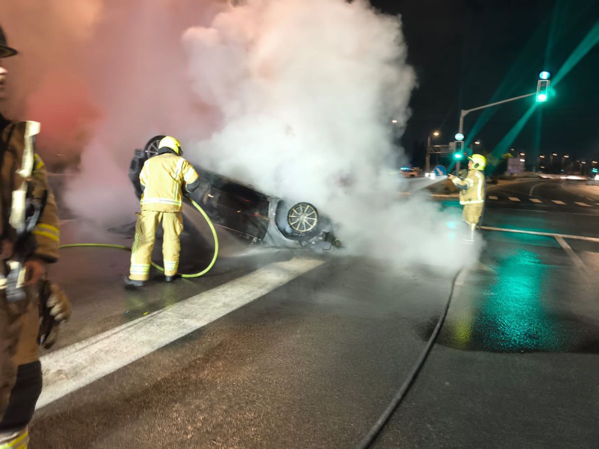 אסון בכביש 40: רכב התהפך ועלה באש – בן 40 חולץ ללא רוח חיים