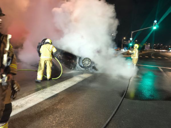 אסון בכביש 40: רכב התהפך ועלה באש – בן 40 חולץ ללא רוח חיים