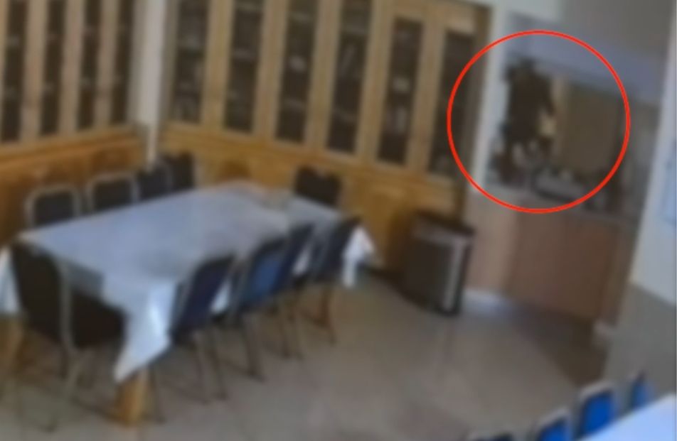 כתב אישום: פרץ לבתי כנסת בצפון וגנב מאות שקלים. צפו בפריצה