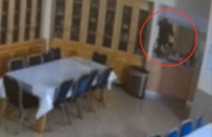 כתב אישום: פרץ לבתי כנסת בצפון וגנב מאות שקלים. צפו בפריצה