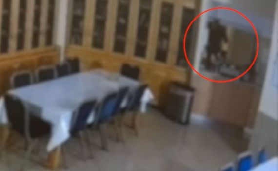 כתב אישום: פרץ לבתי כנסת בצפון וגנב מאות שקלים. צפו בפריצה