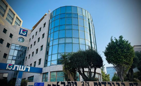 התעלומה תיפתר? נעצר חשוד בריסוס הגרפיטי בבניין חדשות 13