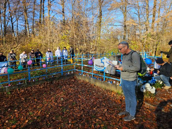 עפר מחומש על קברי הילדים: רגע מצמרר במסע לפולין