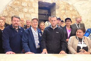 עשרים חברי בתי נבחרים מארה״ב בקבר יוסף: ״נפעל להחלת ריבונות״