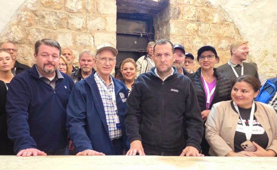 עשרים חברי בתי נבחרים מארה״ב בקבר יוסף: ״נפעל להחלת ריבונות״