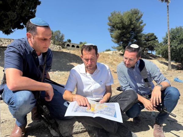 היסטורי: צוותי מדידה של מועצת שומרון נכנסו לישוב החרב