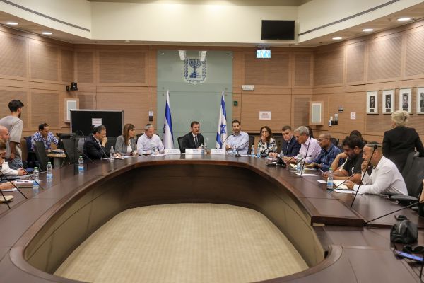 הלומת קרב בכנסת: פוסט-טראומטית שמסתובבת ברחובות, היא טרף קל