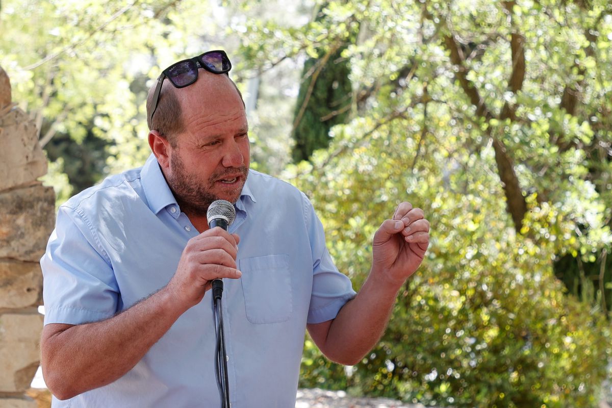 מאות תושבים נגד ירון רוזנטל: "בגידה בהתיישבות"