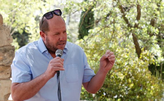 מאות תושבים נגד ירון רוזנטל: "בגידה בהתיישבות"