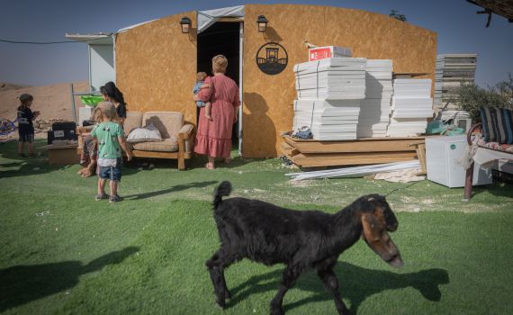 בנימין: רועה צאן הותקף בידי עשרות פורעים. צפו