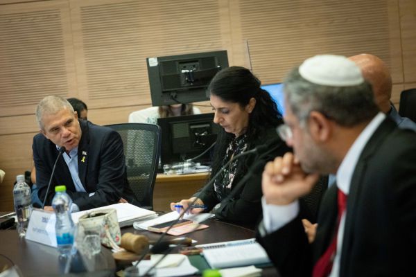 פיצוץ בוועדה: "תתביישי לך, תומכת רוצחים. את תומכת חמאס". צפו