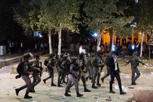 מהומה ברמת גן: חרדים התפרעו והפכו ניידת משטרה