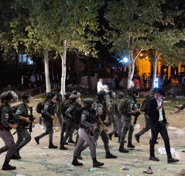 מהומה ברמת גן: חרדים התפרעו והפכו ניידת משטרה