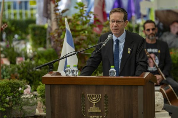 מהדקים יחסים: הרצוג יצא לביקור מדיני באפריקה