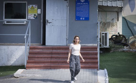 תיעוד ראשון: הפצ"רית שוחררה מכלא נווה תרצה בדרך למעצר בית
