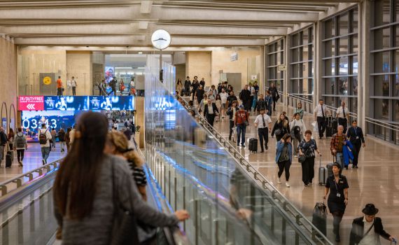 סקר: שליש מהערבים ורבע מהיהודים שוקלים לעזוב את ישראל