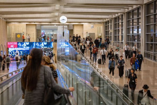 סקר: שליש מהערבים ורבע מהיהודים שוקלים לעזוב את ישראל