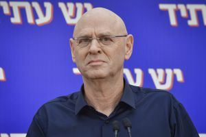עימות בין יש עתיד לכחול לבן: "גנץ צריך לתלות את החליפה"