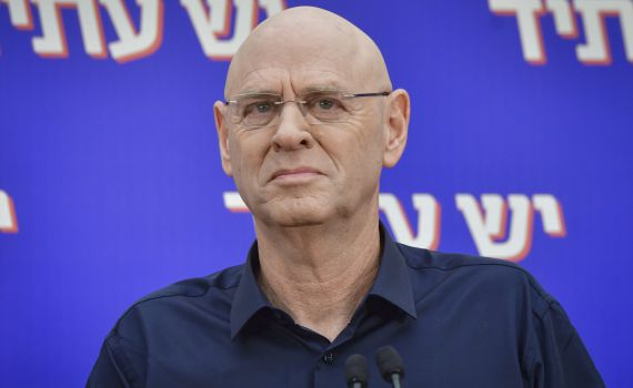 עימות בין יש עתיד לכחול לבן: "גנץ צריך לתלות את החליפה"