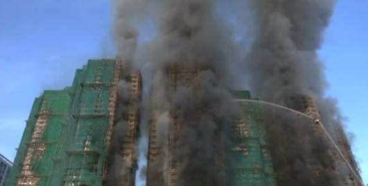 הונג קונג: שריפת ענק בשלושה מגדלים, לפחות 4 הרוגים