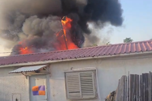 סכנת חיים: שריפה התפרצה במגורי קראוונים במבוא חורון