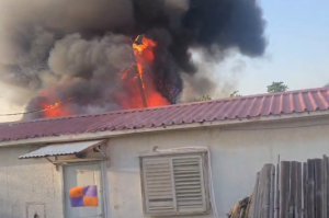 סכנת חיים: שריפה התפרצה במגורי קראוונים במבוא חורון