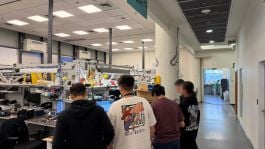 כבר לא נגרים וספרים: בני נוער לומדים לתקן טלפונים