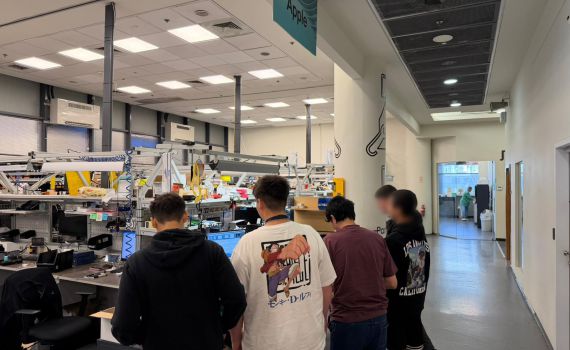 כבר לא נגרים וספרים: בני נוער לומדים לתקן טלפונים