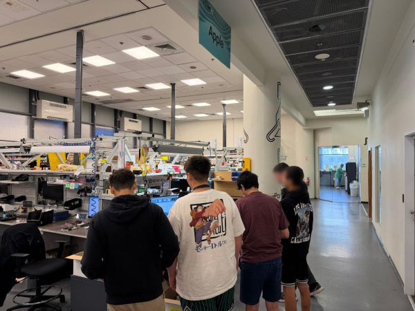 כבר לא נגרים וספרים: בני נוער לומדים לתקן טלפונים