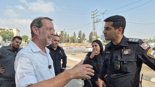 פייגלין סייר בלוד והותקף: "אני אשרוף לכם את הרכבים". צפו