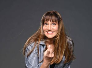 מיקי קם חוזרת לבמות: מופע בידור חדש ומצחיק במיוחד