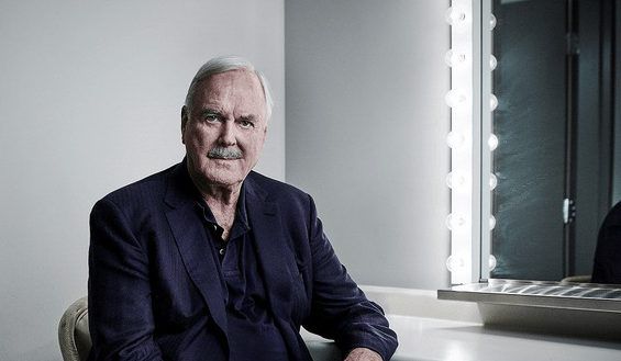 נכנע ללחץ: הקומיקאי הבריטי ג'ון קליז ביטל הגעתו לישראל