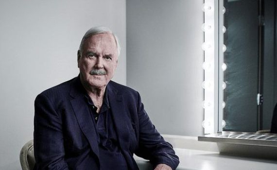 נכנע ללחץ: הקומיקאי הבריטי ג'ון קליז ביטל הגעתו לישראל