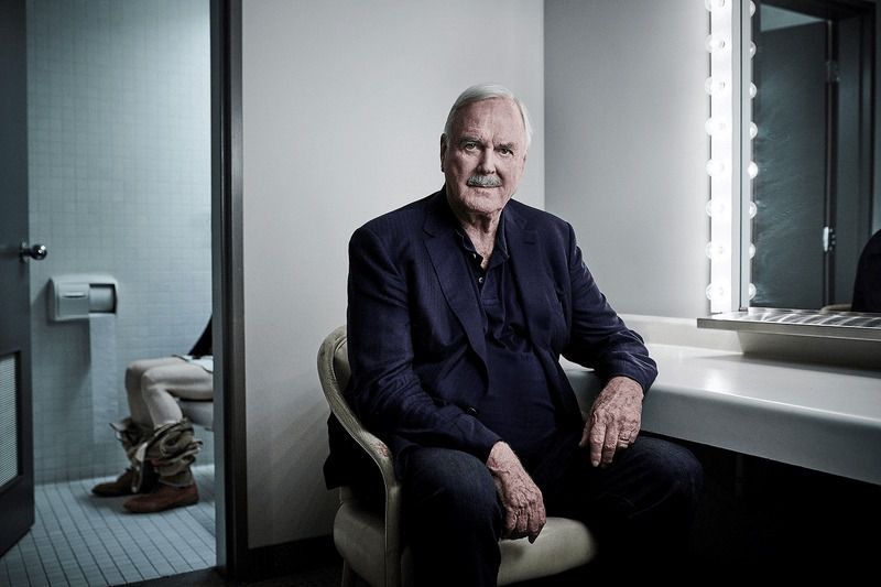 נכנע ללחץ: הקומיקאי הבריטי ג'ון קליז ביטל הגעתו לישראל