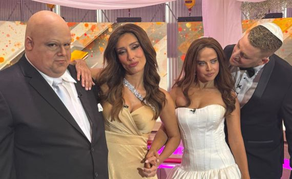 נועה קירל ודניאל פרץ מקבלים חיקוי ב"ארץ נהדרת" | צפו